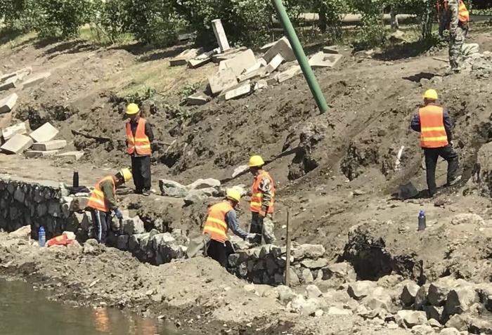 沈阳：南运河施工继续持续 水位逐渐上涨工人还在施工 对面钓鱼