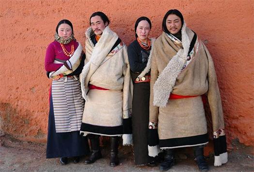 西藏人穿衣服为什么只穿一只袖子？当地人这样解释，游客：佩服