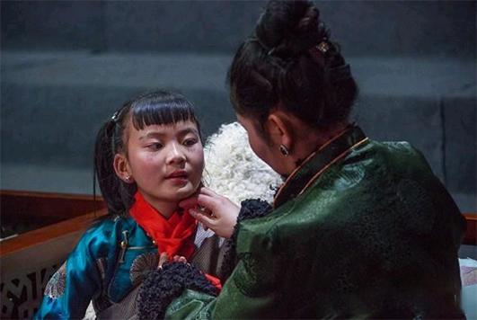 西藏人穿衣服为什么只穿一只袖子？当地人这样解释，游客：佩服