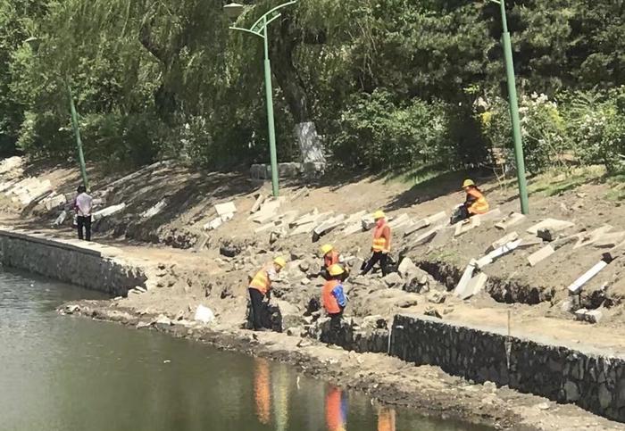 沈阳：南运河施工继续持续 水位逐渐上涨工人还在施工 对面钓鱼