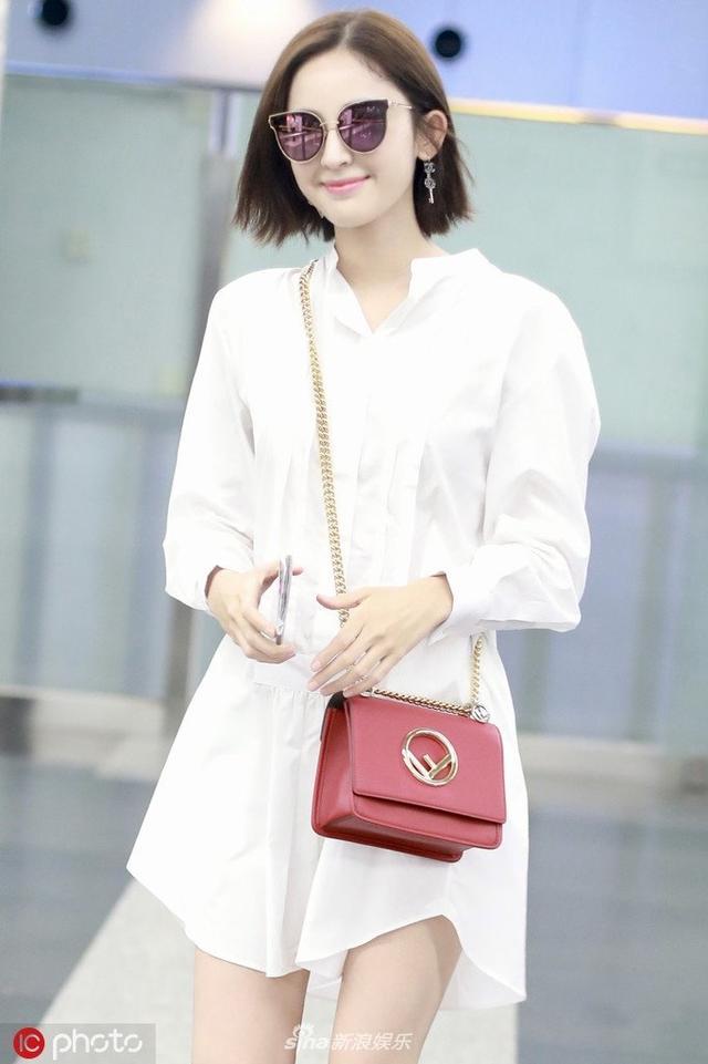 古力娜扎机场照，白裙飘飘，微微一笑甜化人心。