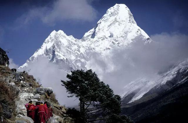 7556米，是蜀山之王贡嘎山的海拔，也是一位疯狂追峰人的名字
