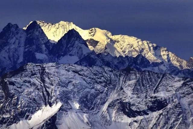 7556米，是蜀山之王贡嘎山的海拔，也是一位疯狂追峰人的名字