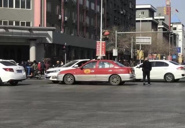 白色轿车贴脸一辆出租车 女司机下车穿半袖看来天真热了！2月24日