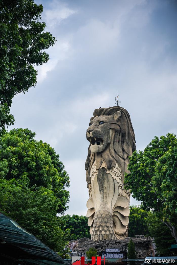 新加坡圣淘沙岛，魏然耸立的鱼尾狮塑像近日开始拆除