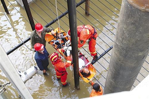 桂林一工人坠9米排污坑 消防员下至坑底救出
