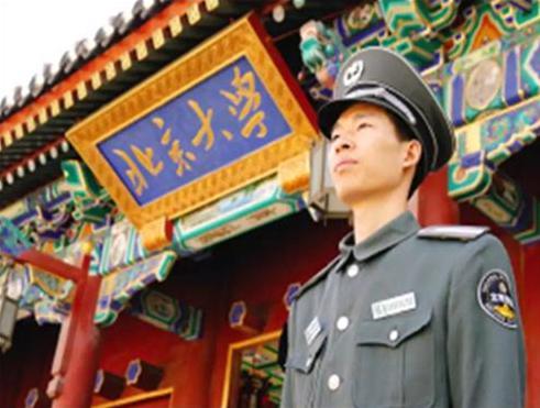 我国最励志打工仔，初中辍学当保安，如今考上北京大学成校长