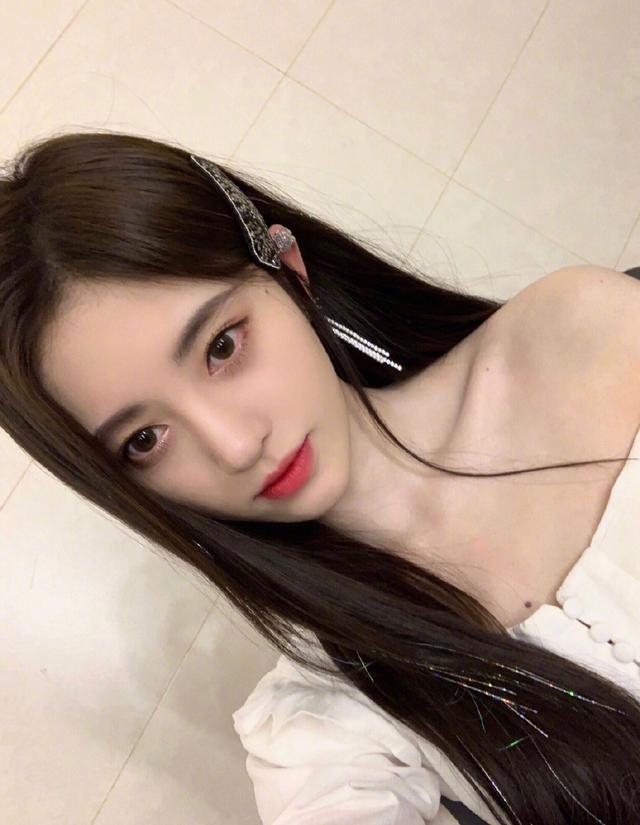 “四千年美女”鞠婧祎，穿露肩装晒高清自拍，粉丝看后直呼：增肥