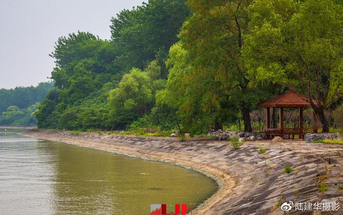 淮安洪泽湖有一条上千年历史的大堤，现在堤坝上还可以开汽车