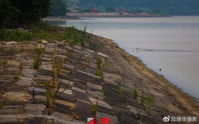 淮安洪泽湖有一条上千年历史的大堤，现在堤坝上还可以开汽车