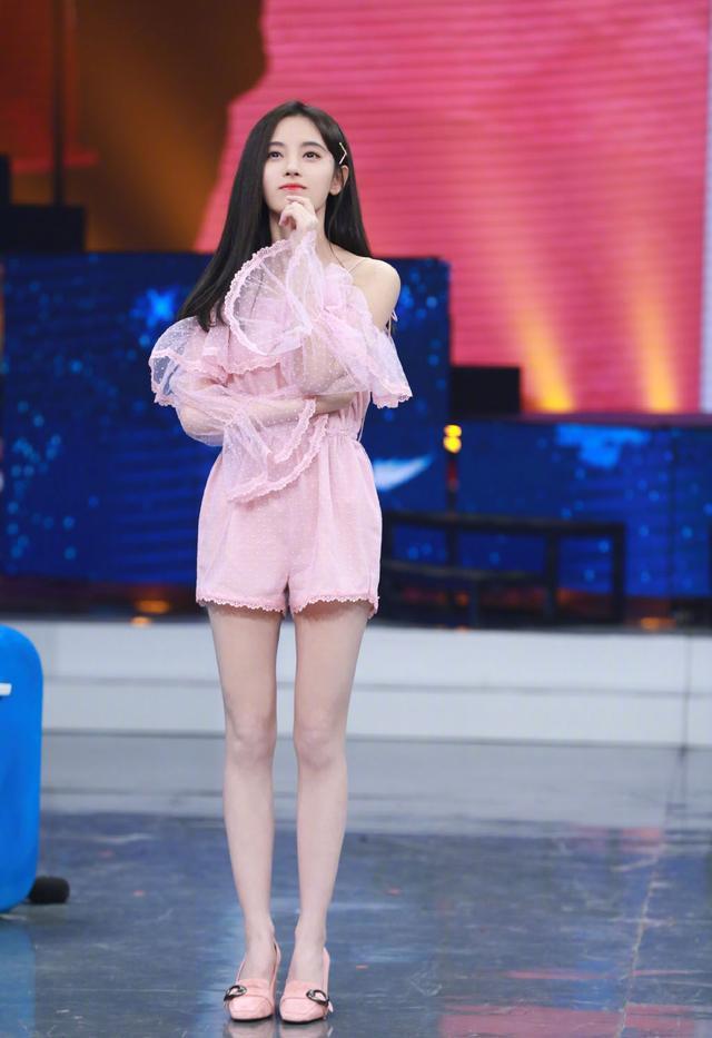 “四千年美女”鞠婧祎，穿露肩装晒高清自拍，粉丝看后直呼：增肥