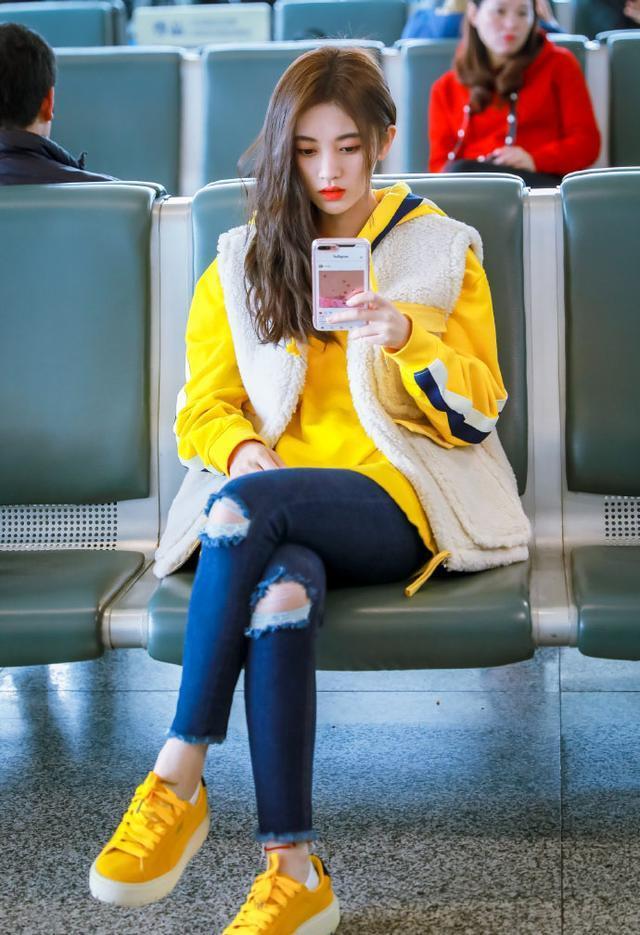“四千年美女”鞠婧祎，穿露肩装晒高清自拍，粉丝看后直呼：增肥