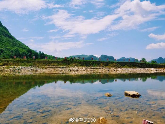 山水贵州黔南行 玩味乡韵好花红 腾云驾雾暮色美 翠峰叠连郁葱茏