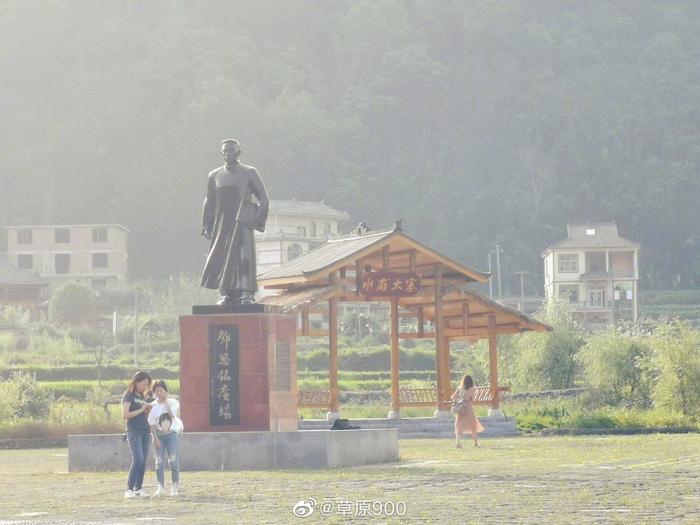 山水贵州黔南行 玩味乡韵好花红 腾云驾雾暮色美 翠峰叠连郁葱茏