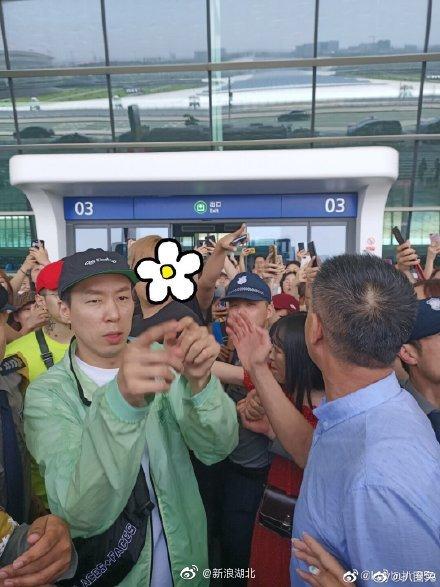 朴宰范刚刚抵达武汉天河机场，现场粉丝还挺多的据了解