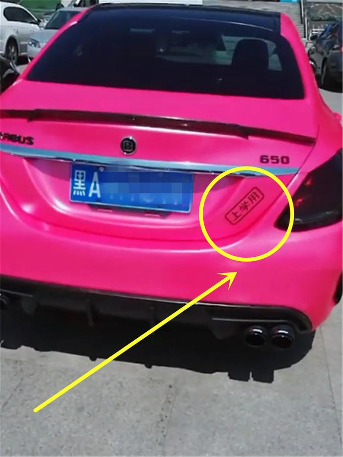 “粉色”巴博斯在国内罕见，3.7秒破百，车尾还贴“上学用！”