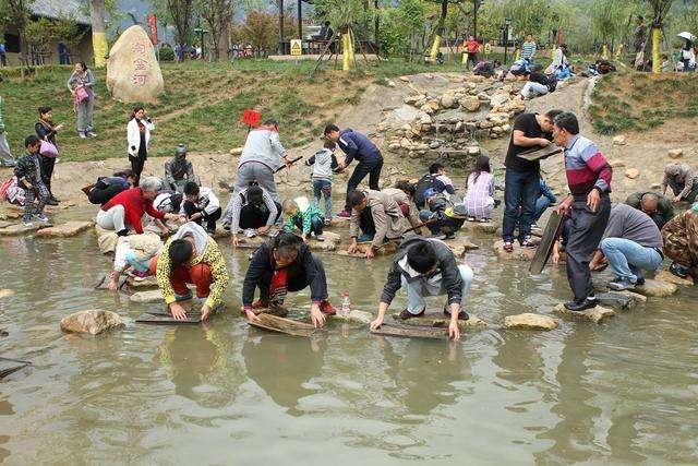 中国最“有钱”景区，每个月往河里倒20万黄金，随便游客捞！