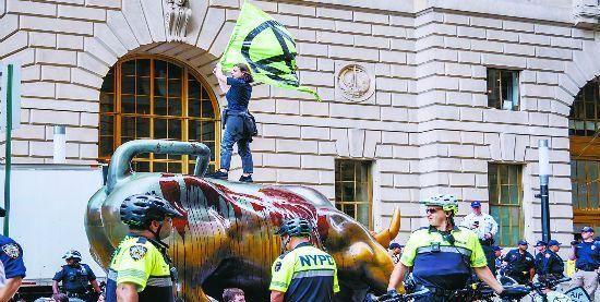 纽约地标华尔街铜牛被泼假血 近百名抗议者被捕