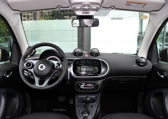 smart fortwo，微型车中销量第一，配置厚道，非常适合送给小姐姐