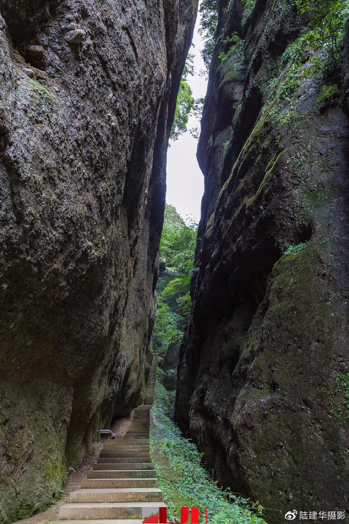 浙江丽水东西岩，就是两块大石头组成的一个景区