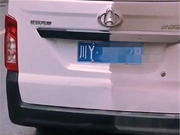 长安之星3现四川，车身一半灰一半干净，看到车尾一排字才知原因