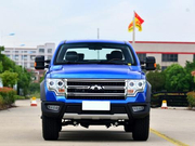 号称“国产猛禽”，车长5.5米，标配四驱，起售价不足10万