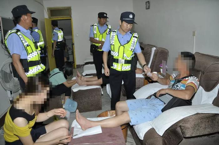 10名涉嫌组织卖淫犯罪嫌疑人...被警方押解进行公开辨认现场！