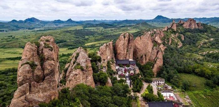 辽宁锦州面积最大的“县”，和盘锦相邻，拥有十三峰景区