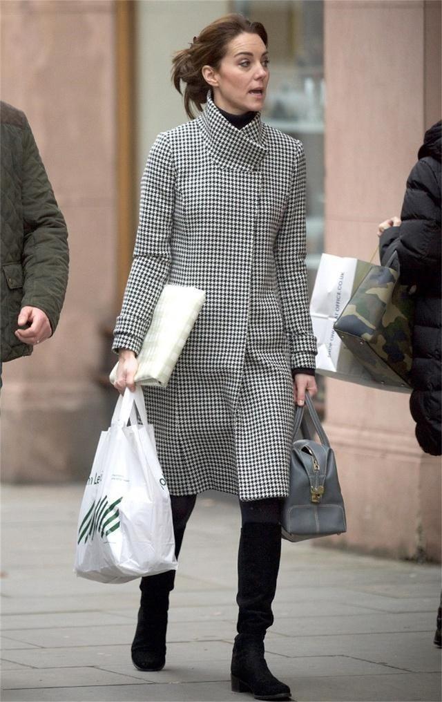 凯特王妃再穿千鸟格大衣，拎包购物依旧气质满满，穿长筒靴好显高
