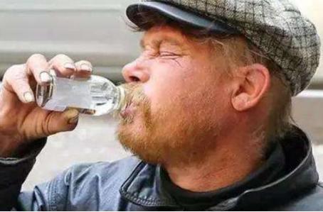俄罗斯人喝酒如喝水，为啥不喝中国白酒？了解原因，快“笑趴”了