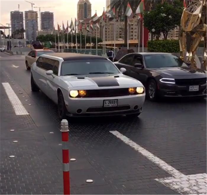 400万道奇挑战者现迪拜，排量7.2L，车长达到8米，车内堪比KTV