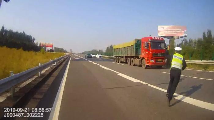 忻州：大爷高速上非法拦截机动车