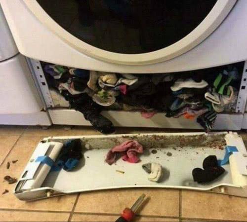 洗衣机“吃袜子”被证实！网友拆机维修，露出大堆“单脚袜”