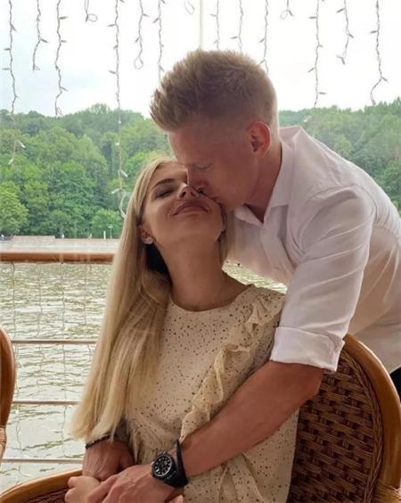 定情之吻！23岁天才亲吻女记者 乌克兰美女娇羞遮面 她是国脚女友