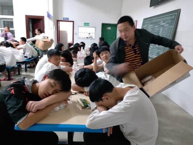 震中梅硐职中为学生冲泡600包方便面 准备姜汤预防感冒