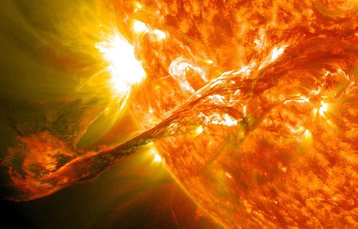 揭秘！日冕物质抛射诞生原理：看看我们的太阳是如何发“脾气”的