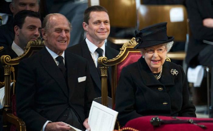撒切尔夫人葬礼，女王破例出席葬礼，且笑容满面
