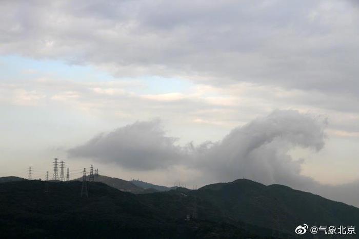 13日下午4时许，在石景山区虎头山一带，出现了开尔文-亥姆霍兹波