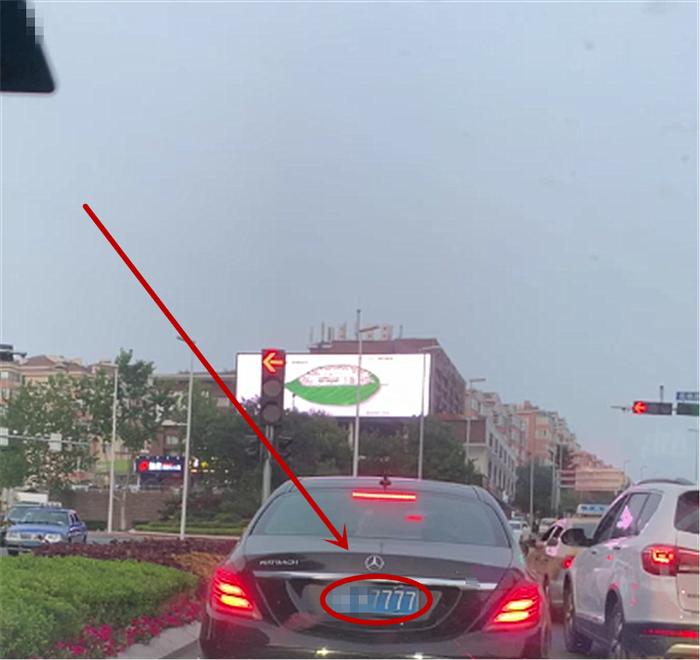 146万迈巴赫S400现红绿灯处，本不会在意，但车牌号实在惹眼