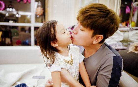《新生日记》张亮支招，“女儿控”的他却表示从不亲吻女儿？