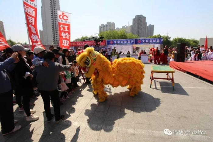 定州这个地好大的阵仗，舞狮跳舞一群人又嚷又跳这是在干啥？