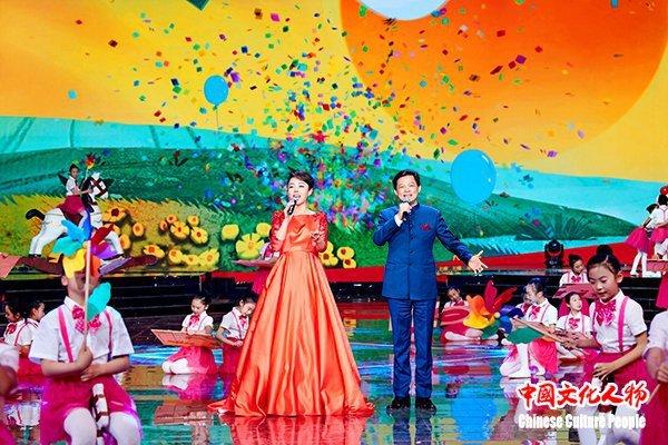 青年歌唱家李菲菲献唱央视放歌新时代——2019新年特别节目