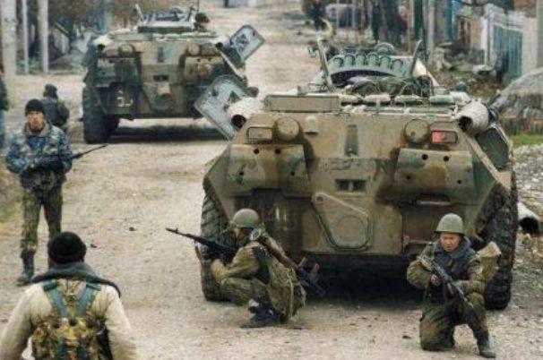 老虎部队攻击M4公路，土方立即调遣装甲车，俄采用集束弹攻破