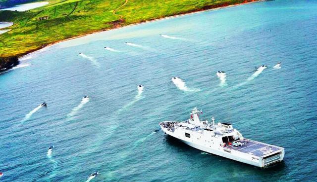 中国海军“五指山”号万吨级登陆舰服役了！