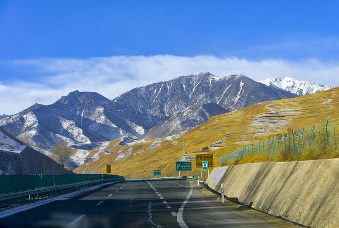 甘肃武威：马牙雪山脚下的乌鞘岭滑雪场，一个让人激情四射的地方