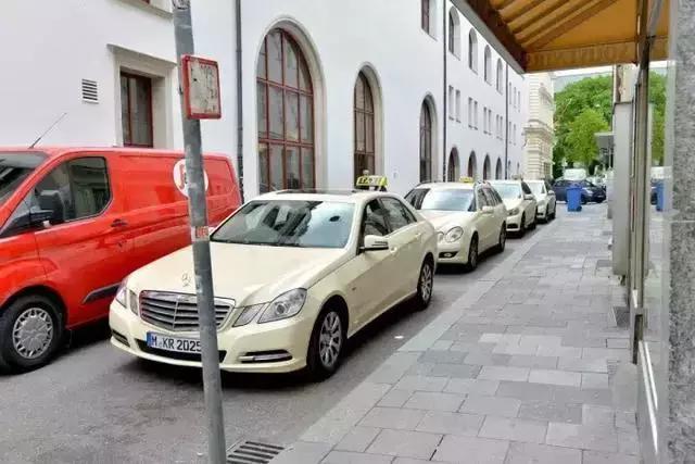扒扒世界各国出租车！德国满大街奔驰E级，迪拜的出租车太惊人了