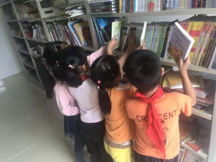 捐赠动态 | 与爱相伴，李子柒向四川三所学校捐赠图书