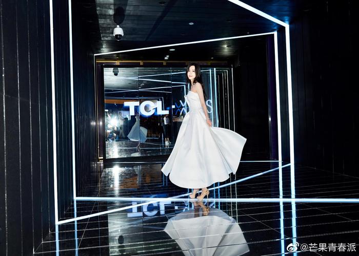 一身纯白简约西装裙亮相TCL.XESS系列新品发布会现场