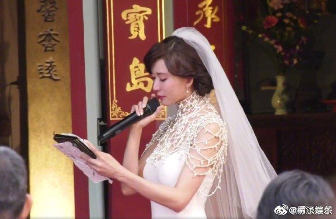 双方交换婚戒、甜蜜亲吻后，二人中日双语互相致辞