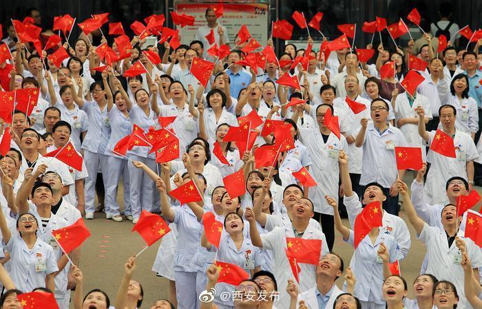交大一附院400名医务人员  共同唱响《我爱你中国》